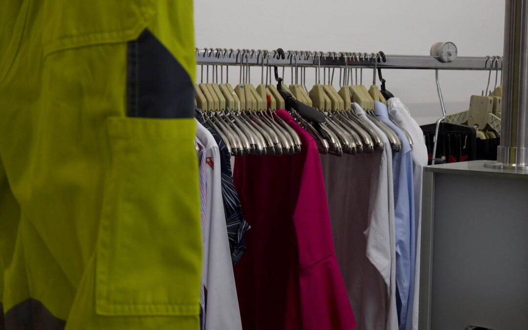 KI sortiert Altkleider