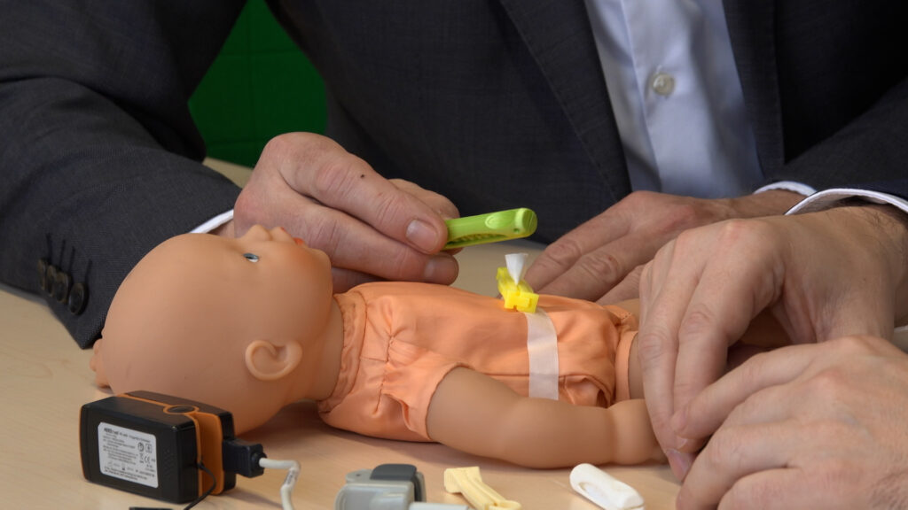 Intelligente Nabelklemme überwacht Gesundheit von Neugeborenen