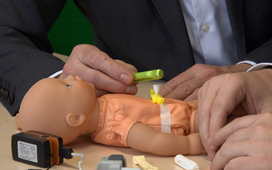 Intelligente Nabelklemme überwacht Gesundheit von Neugeborenen