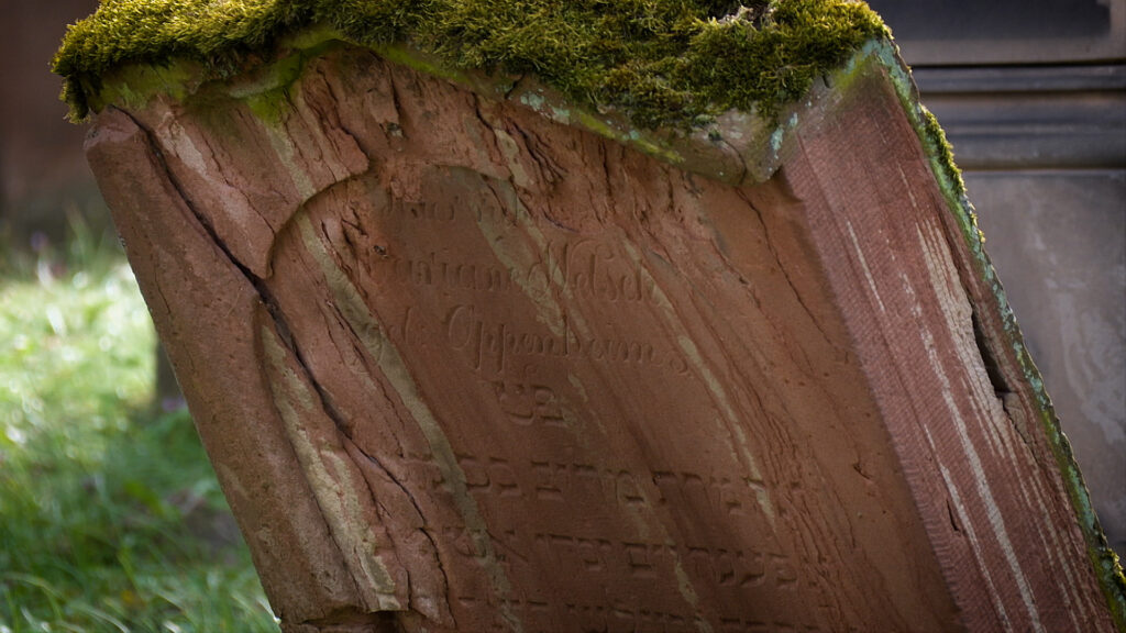 Grabsteinsanierung am Jüdischen Friedhof in Mainz