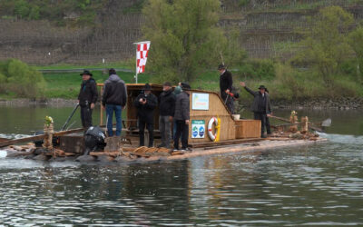 Mit dem Floß über die Mosel