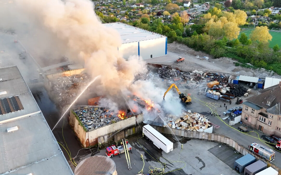 Brand bei Recyclingbetrieb in Worms
