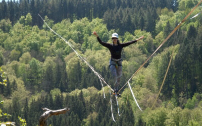 Slackliner an der Geierlay-Brücke