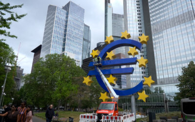 Euro-Skulptur wird gereinigt