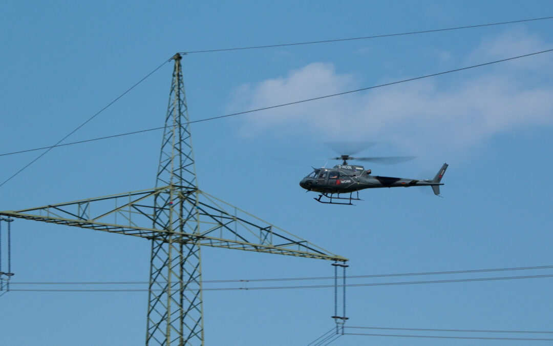 Kontrolle von Stromleitungen aus dem Hubschrauber