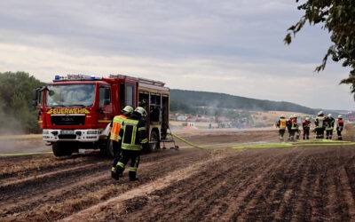 Ballenpresse brennt – Feuerwehr-Großeinsatz bei Ebersburg
