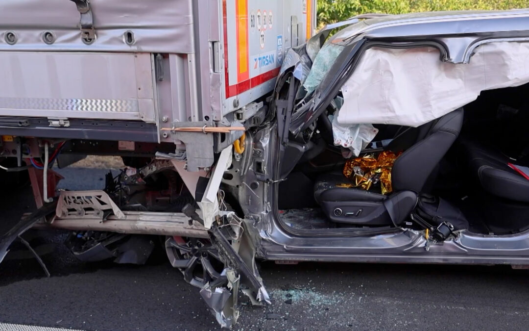 Pkw gerät unter Sattelzug