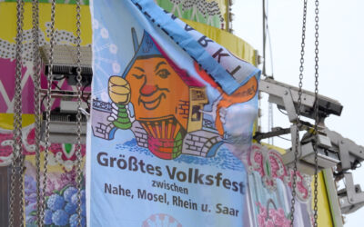 Riesen Volksfest – Schausteller auf Bad Kreuznacher Jahrmarkt bauen Fahrgeschäfte auf