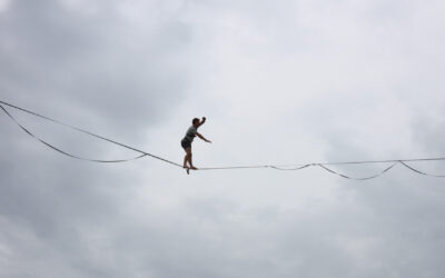 Balanceakt in schwindelerregender Höhe – Slackliner tänzeln hoch über Rüsselsheim